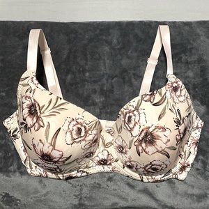 Delta Burke bra